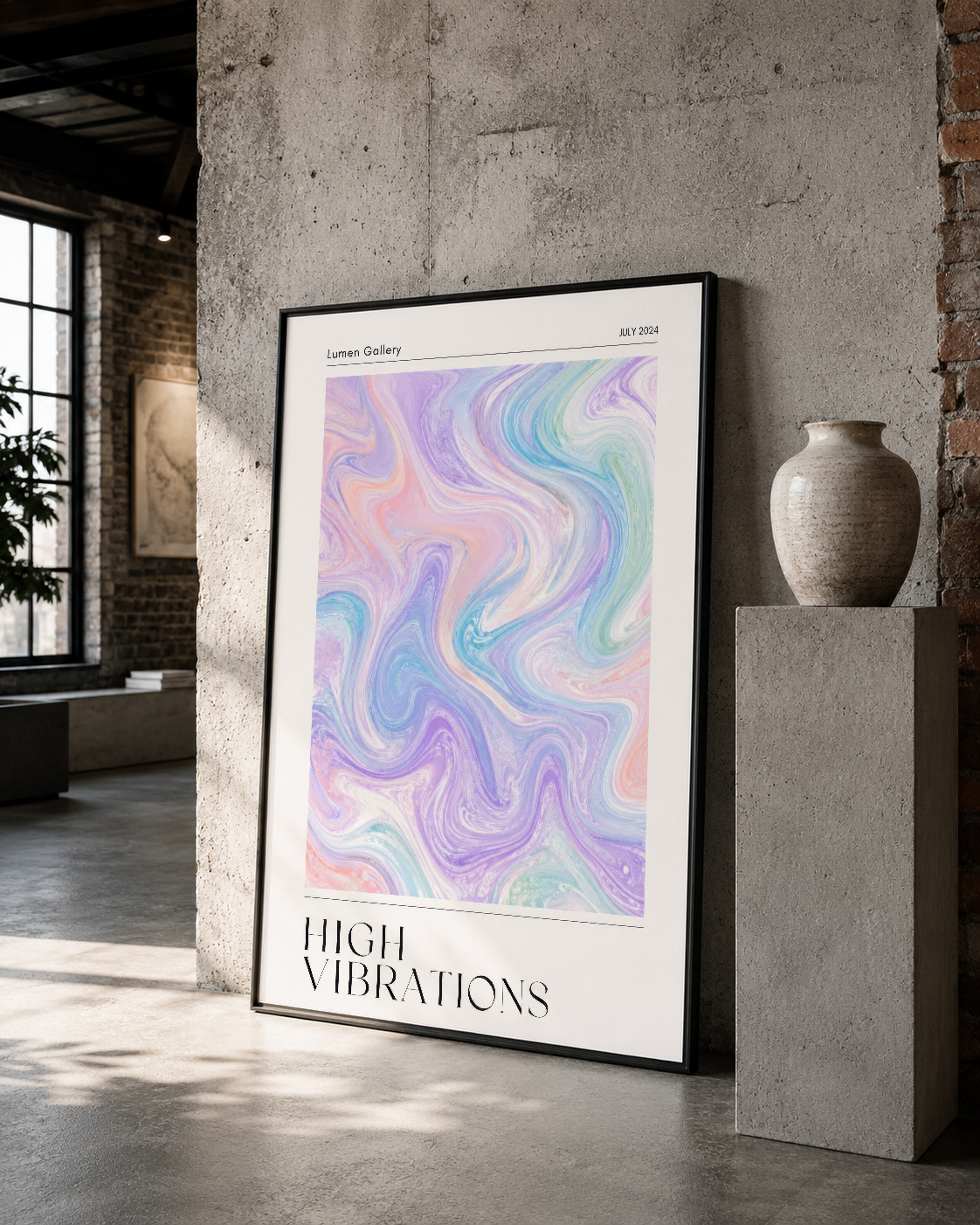 Siyah çerçeveli High Vibrations posteri, beton duvar ve seramik heykelle birlikte çağdaş galeri atmosferinde durduğu haliyle.