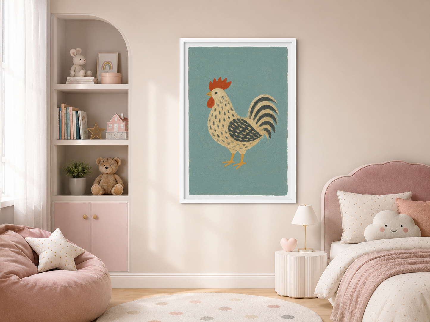 Krem rengi çerçeveli horozlu poster, kız çocuğunun oda tasarımında sanat ve narin estetik birleştiriyor.