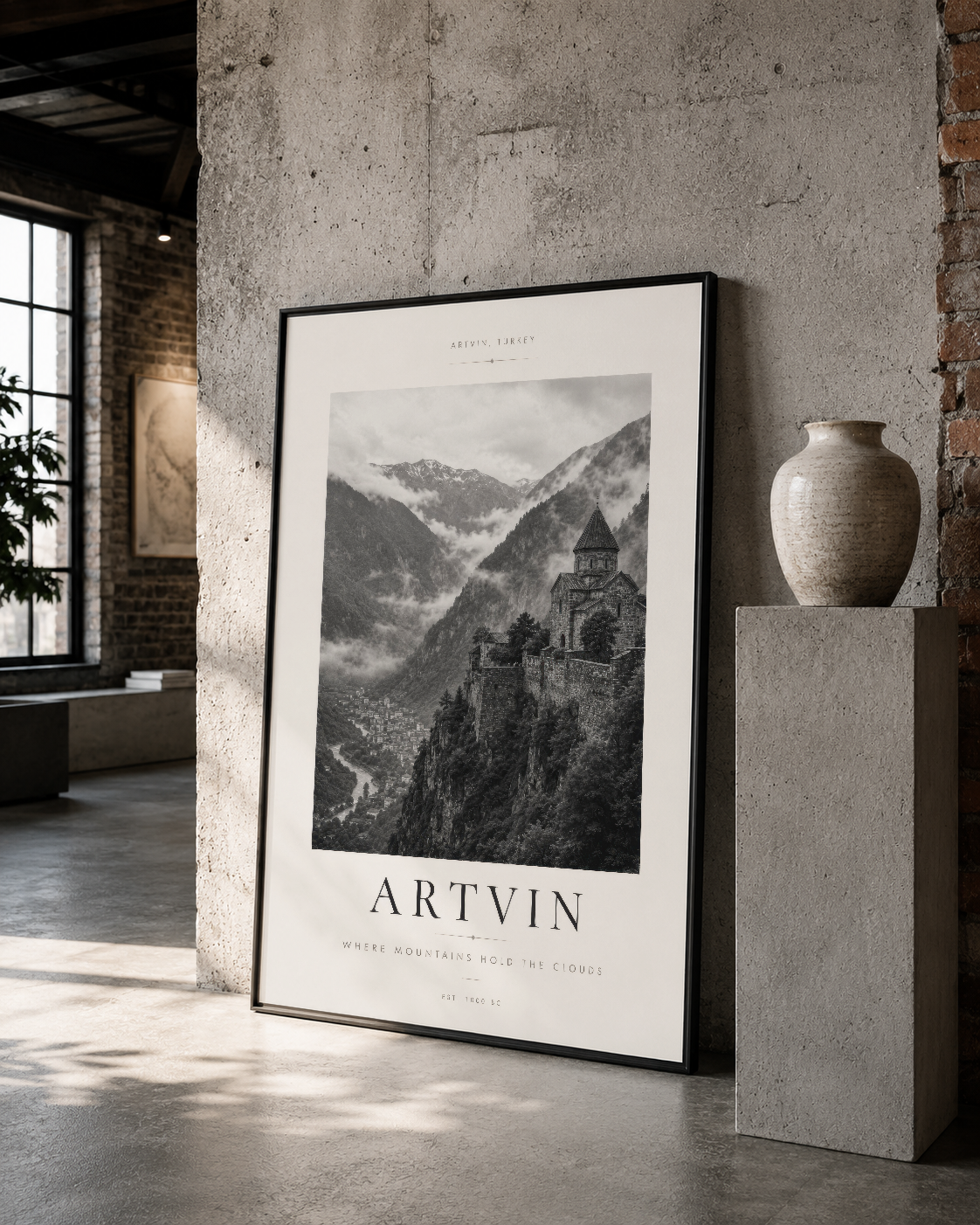Siyah çerçeveli dağ ve kale fotoğraf posteri, loft stilde taş duvar dekorasyonu olarak yer almaktadır.