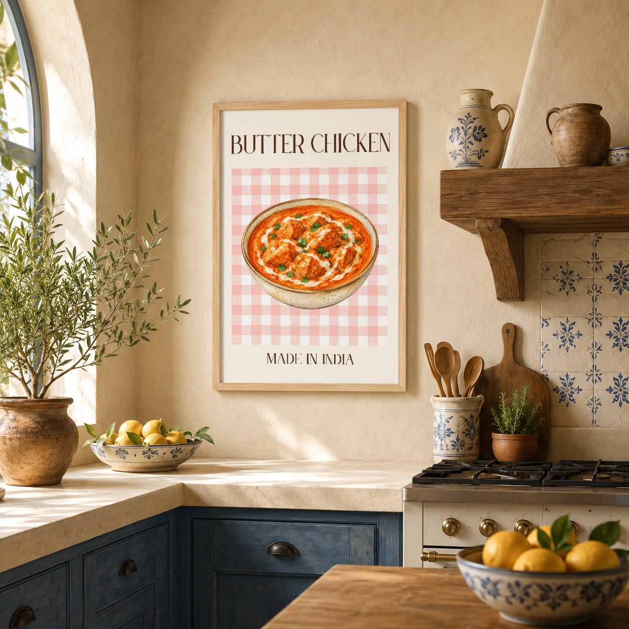 Butter Chicken duvar sanatı, ahşap çerçevede pembe kareli deseni ve Made In India yazısı ile mutfak köşesinde rustik şıklığı