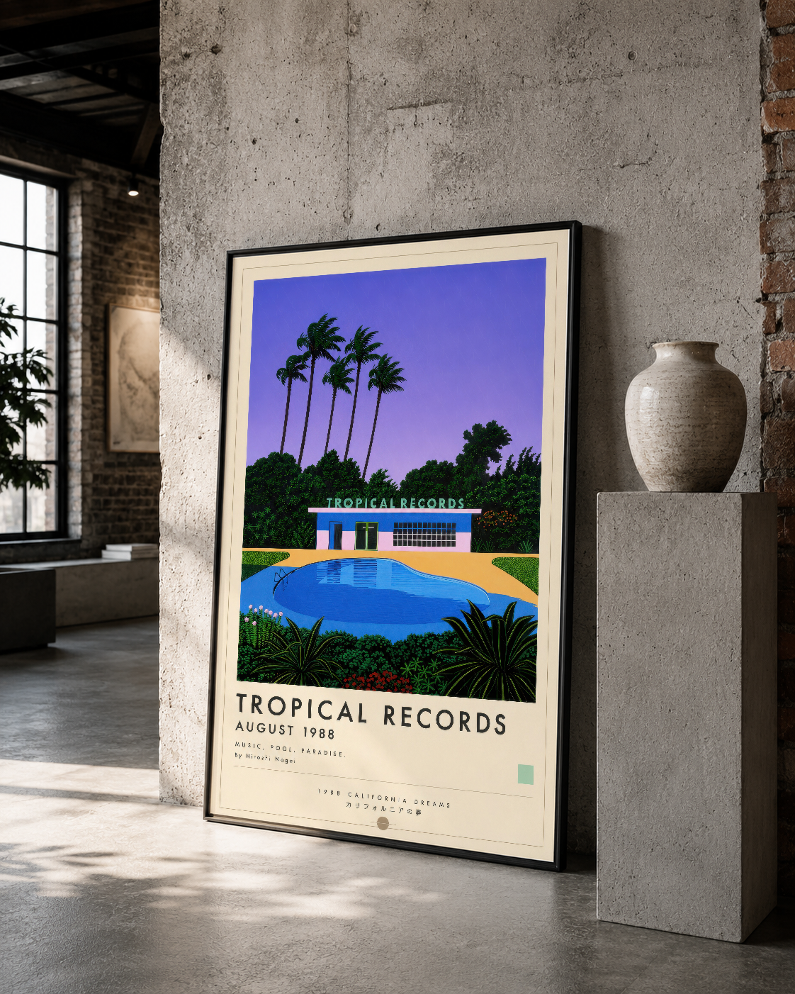 1988 tarihli Tropikal Records temalı duvar posteri, siyah çerçevede beyaz beton duvarda minimalist dekorla gösterilmiş.