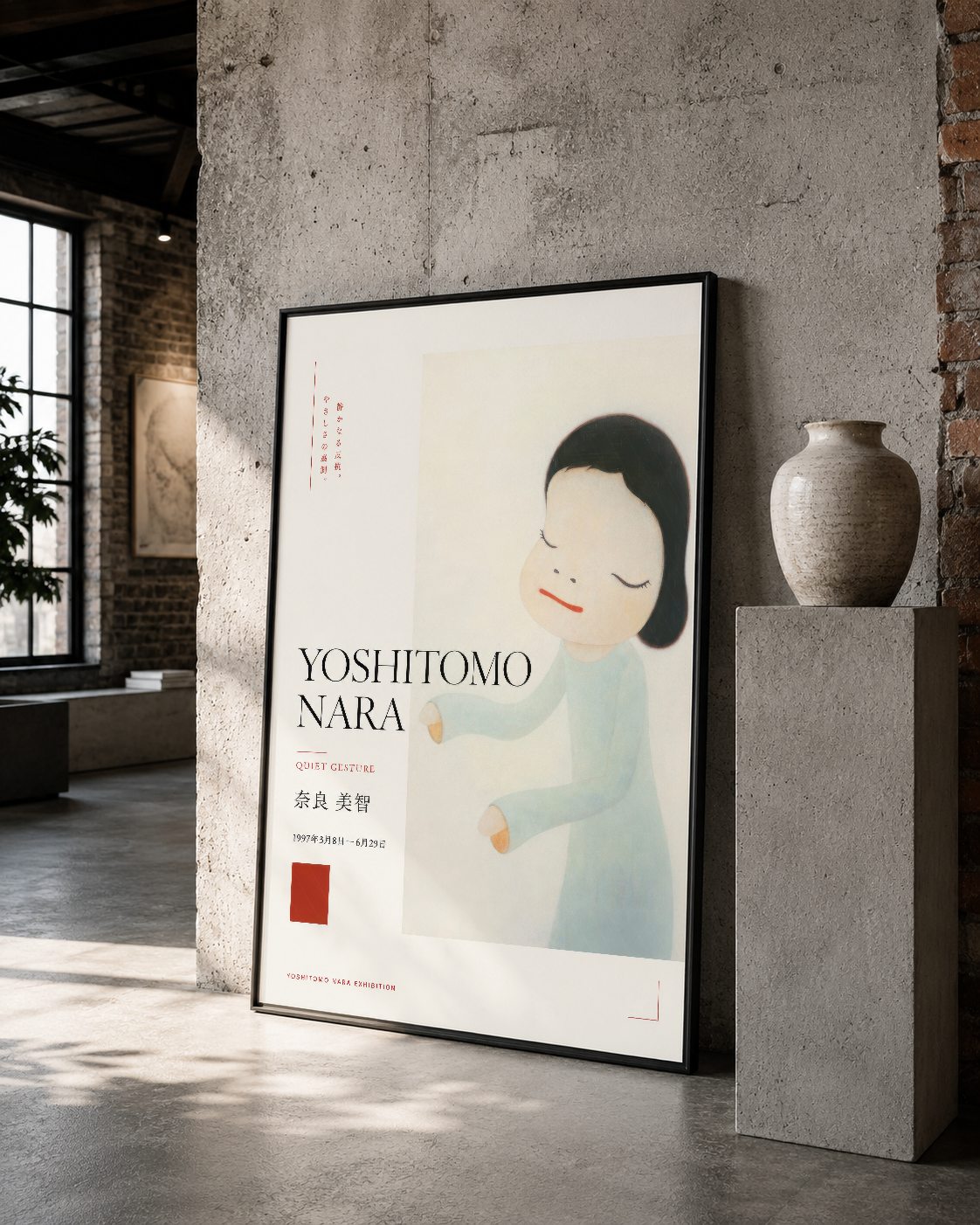Siyah çerçeveli Yoshitomo Nara posterinin tuğla ve beton duvarlar arasında çağdaş sanat olarak sunulması.