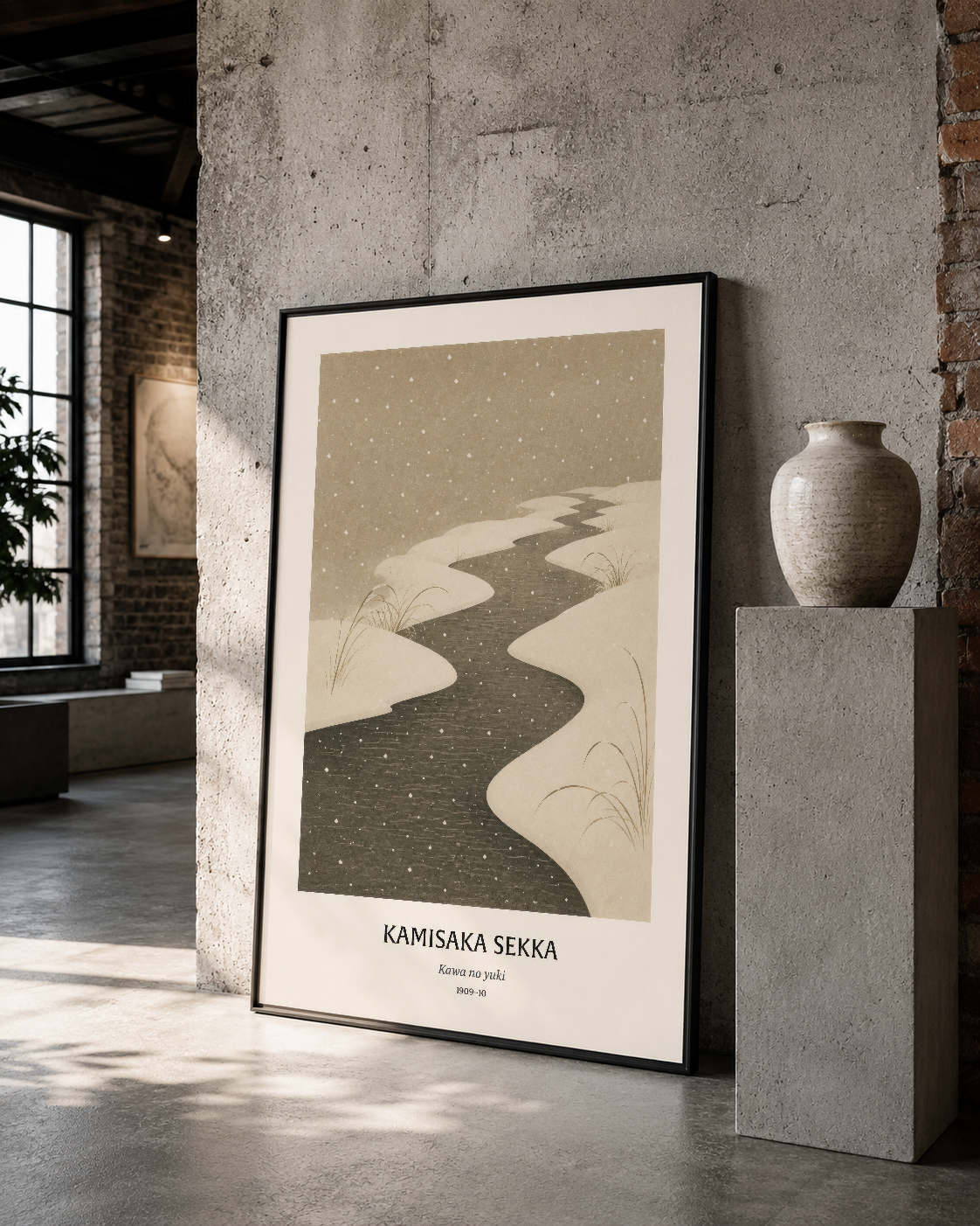 Siyah çerçeveli Kamisaka Sekka tablosu, industrial tarzda, betonun üzerine mermer vazo ile modern sanat koleksiyonu