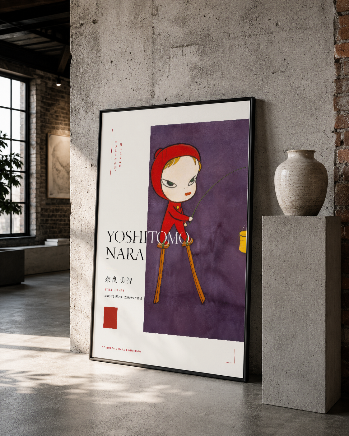 Siyah çerçeveli Yoshitomo Nara posteri, mor arka plan ve cesur kırmızı renk vurgusuyla, beton duvarda.