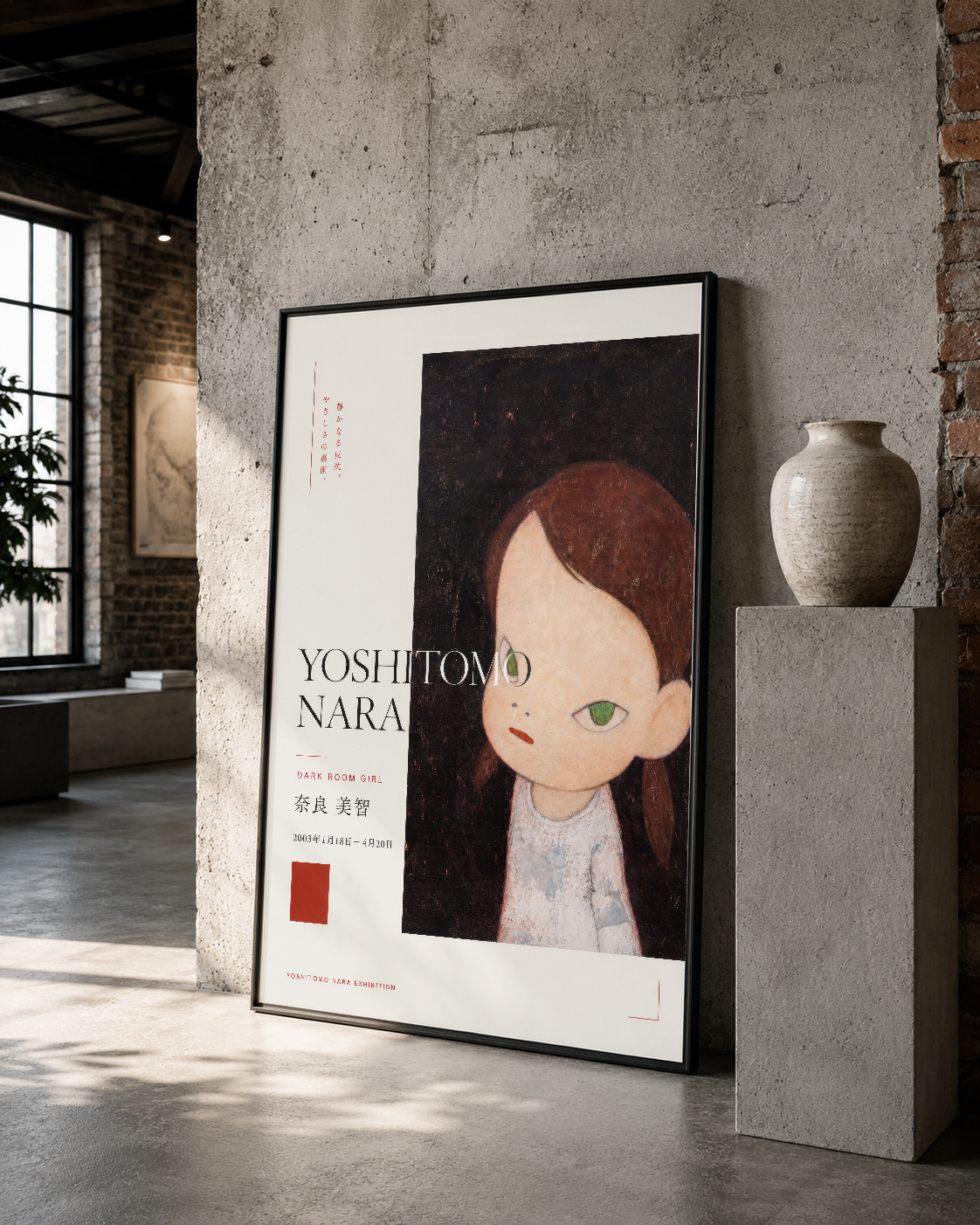 Galeristik atmosferdeki beton mekanda, seramik vas yanında görkemli bir şekilde konumlandırılmış portre tablosu.