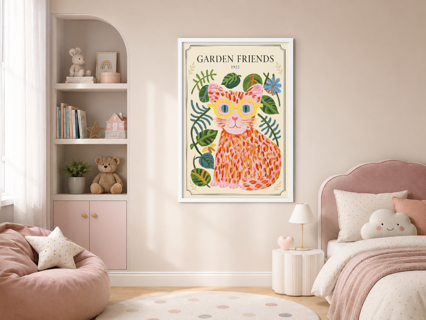 Pembe tonda çocuk odasını süsleyen, canlı renkleriyle bahçeli kedi duvar sanat eseri.