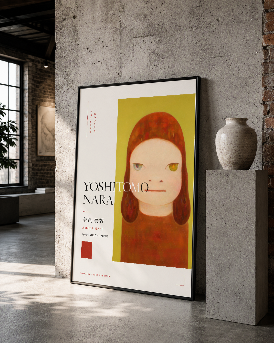 Siyah çerçeveli portre tablosu, loft stilinde betondan yapı mekanında sanat nesnesi olarak gösteriliyor.