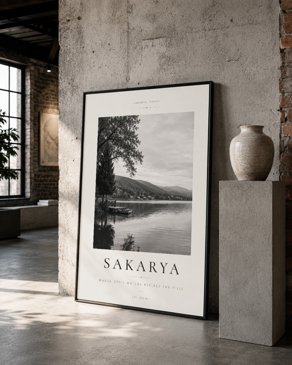 Siyah çerçeveli Sakarya tablosu, minimalist endüstriyel tasarımda ağaç ve dağ görüntüsüyle doğal huzur sunan poster.