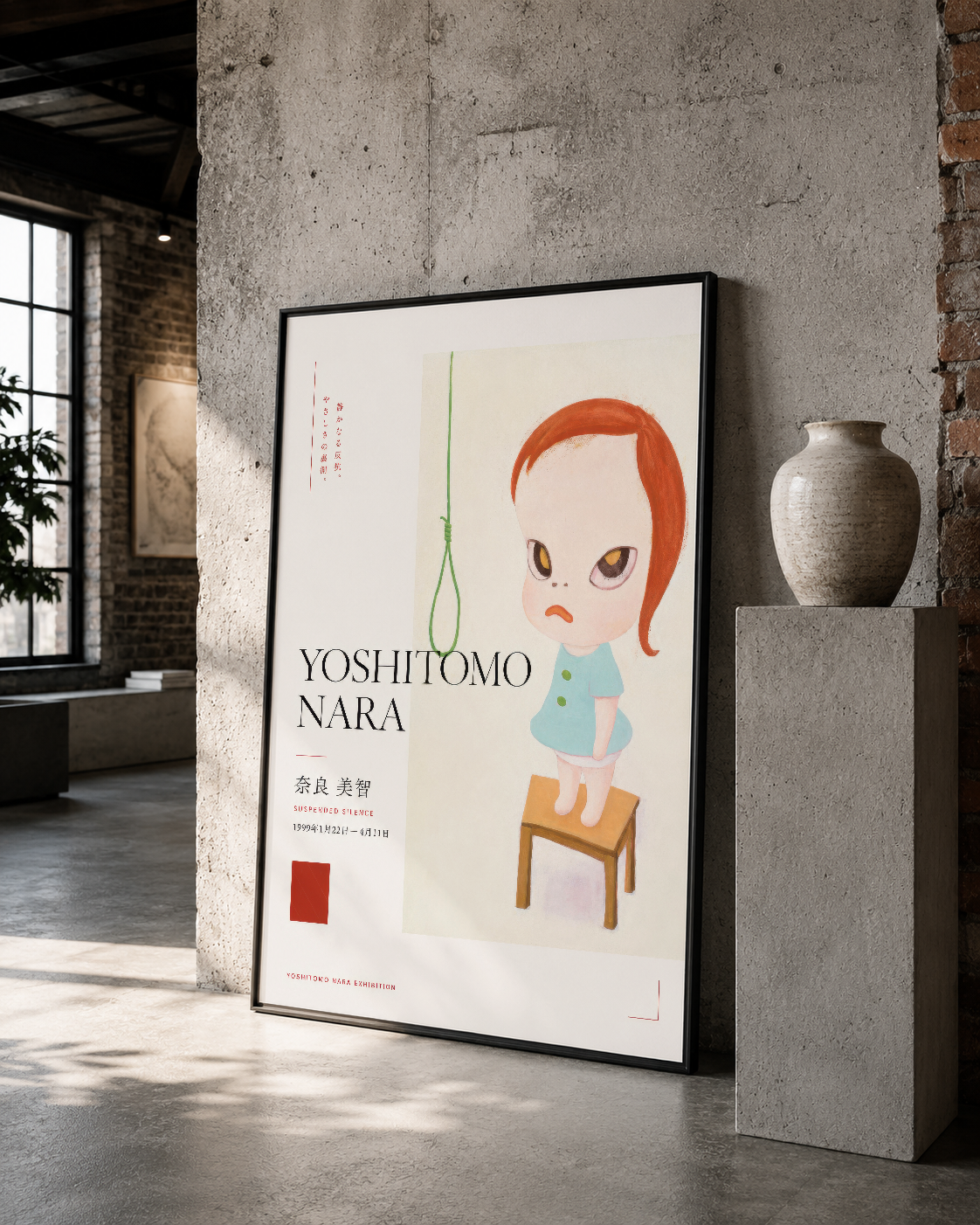 Siyah çerçeveli modern sanat posteri, koyu tuğla ve beton duvarla tamamlanmış loft tasarımında.