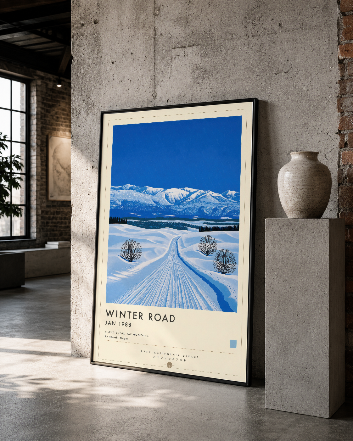 Siyah çerçeveli Winter Road tablosu, endüstriyel mekan tasarımında vintage seramik vazo yanında.