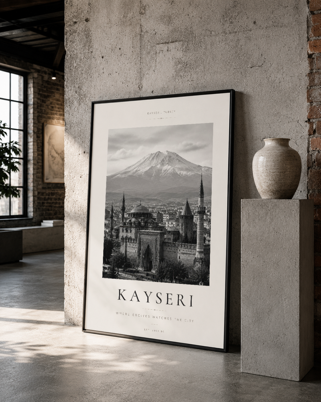 Siyah çerçeveli Kayseri şehir posteri, minimalist industrial mekanda mimar dekorasyonu.