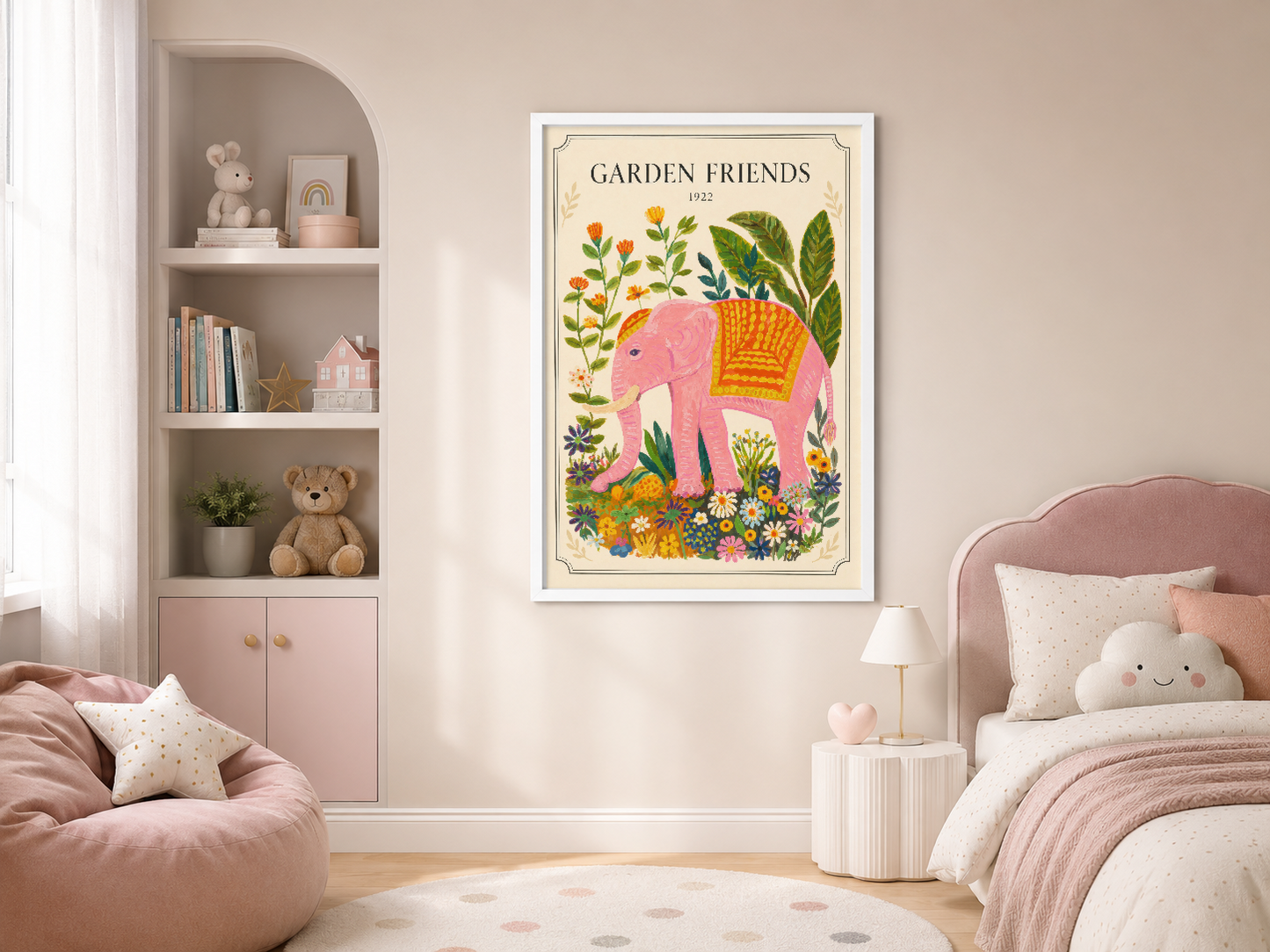 Beyaz çerçeveli bohem fil posteri, pembe tonlu şık çocuk yatak odasının ana duvar süslemesi.