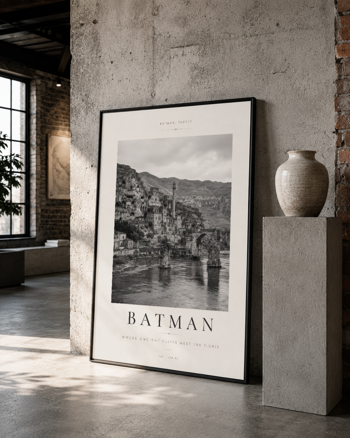 Siyah çerçeveli Batman nehri ve antik mimarisi fotoğraf posteri, loft tarzı iç mekanda sergilenmiştir.