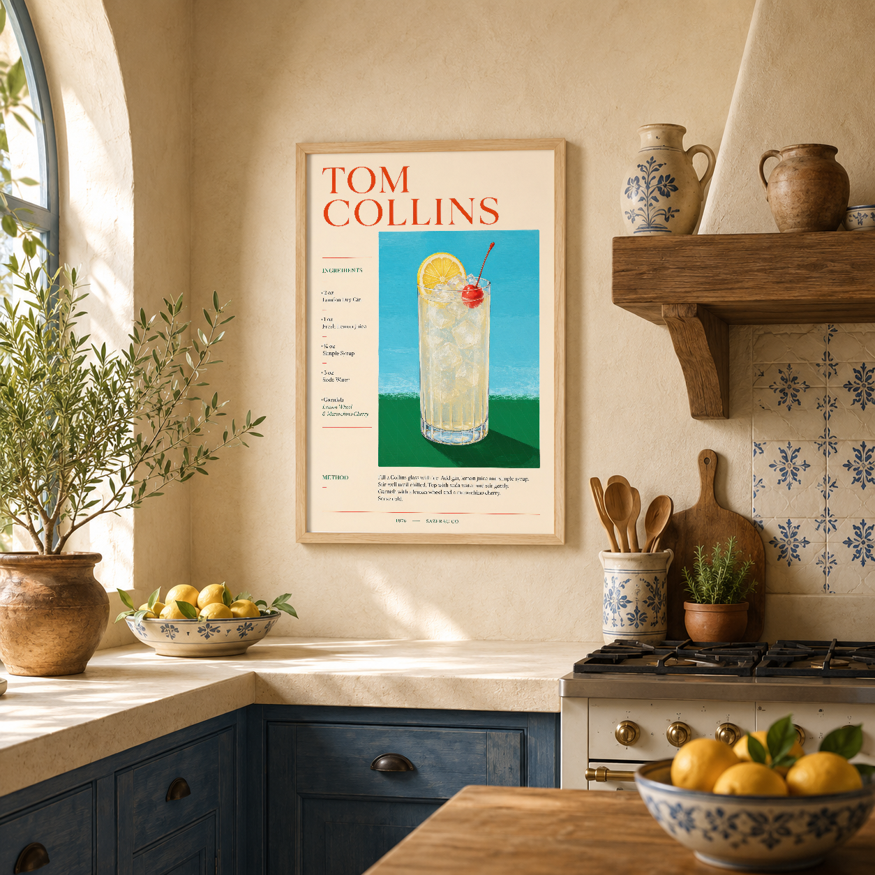 Tom Collins kokteyli vintage poster, ahşap çerçevede, rustik mutfak dekorasyon elementinin parçası olarak duvar tablosu.