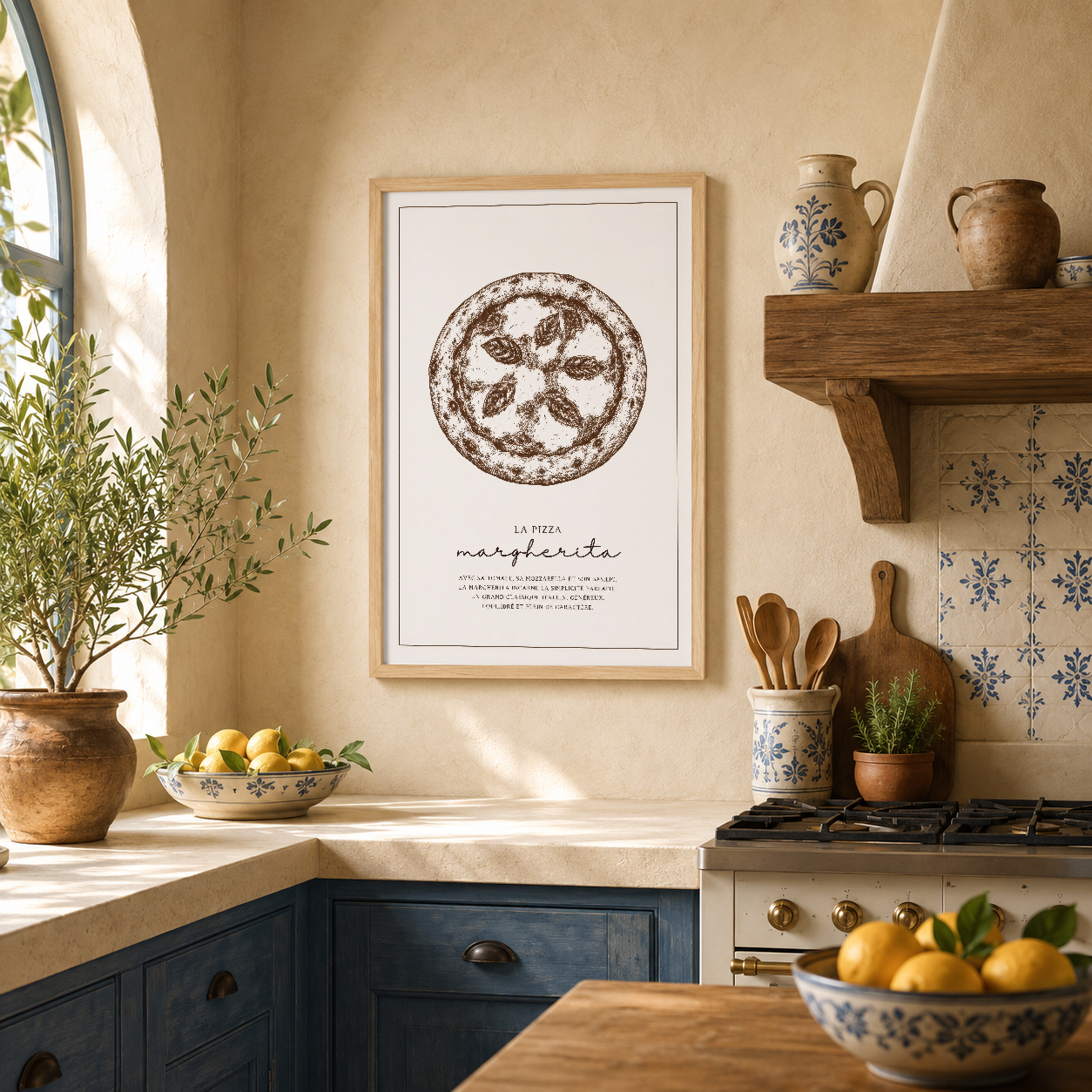 Ahşap çerçeveli Pizza Margherita tablosu, sıcak renkli mutfak ortamında duvar dekorasyonu.