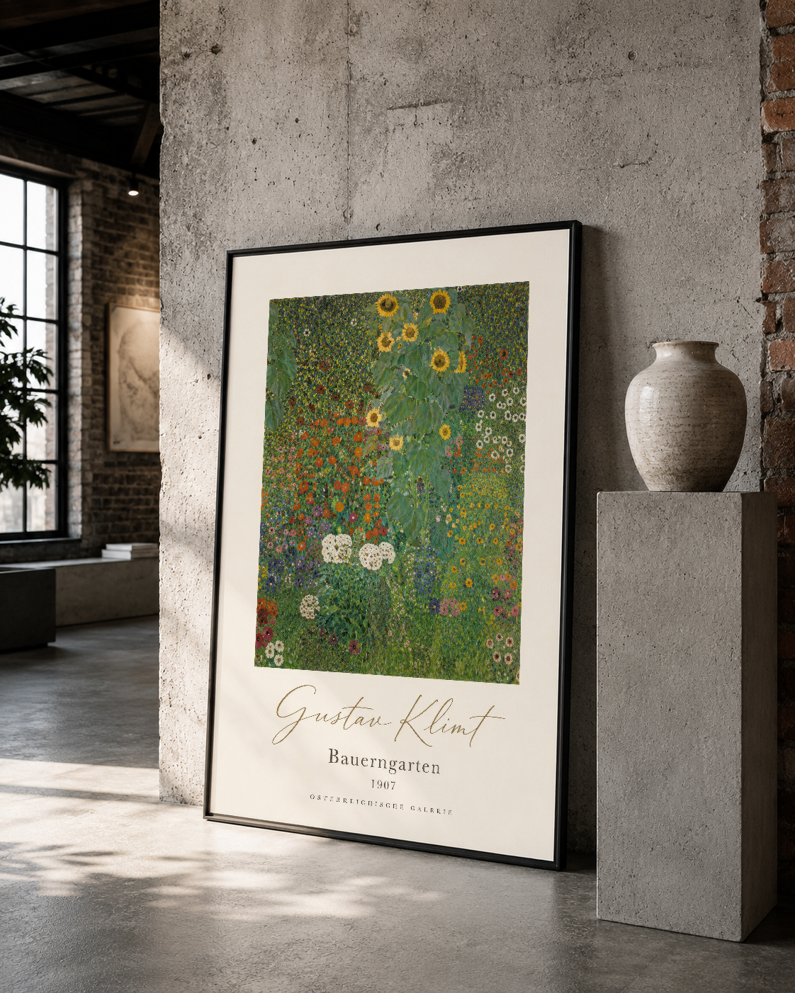 Klimt'in yeşil bahçe tasarımı, siyah çerçevede, modern galeri stilinde beton duvar üzerinde.