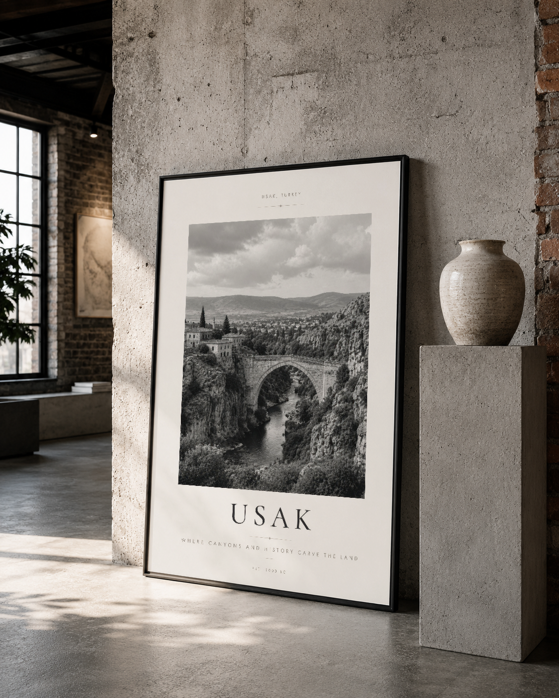 Uşak manzarasının dramatik siyah-beyaz tablosu, siyah çerçeveli, loft tarzı aydınlık mekanında sanat eseri olarak sergilenen.