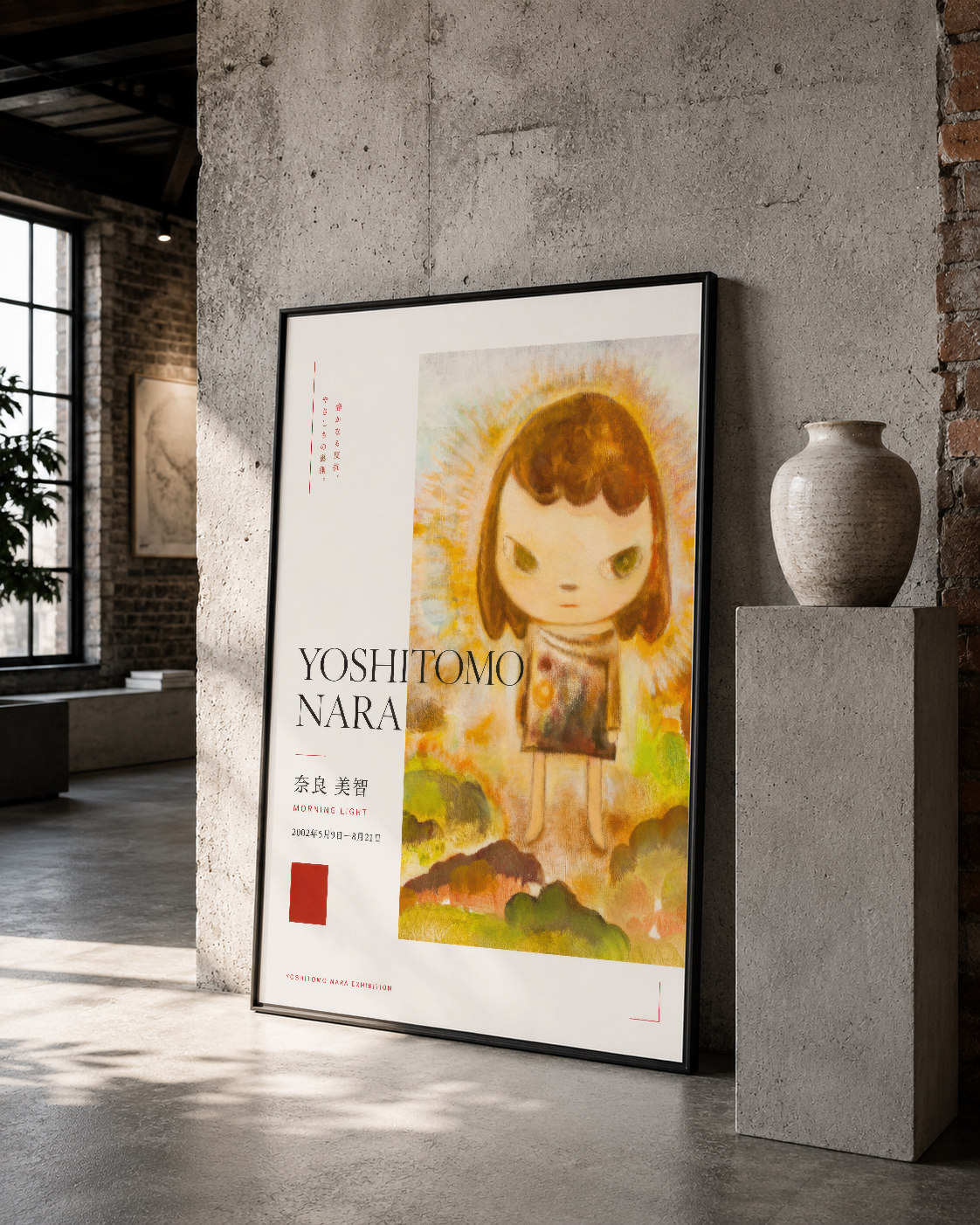 Endüstriyel mekanda, siyah çerçevede asılı sarı çiçek motifli sanat posteri, konsept sergileme.