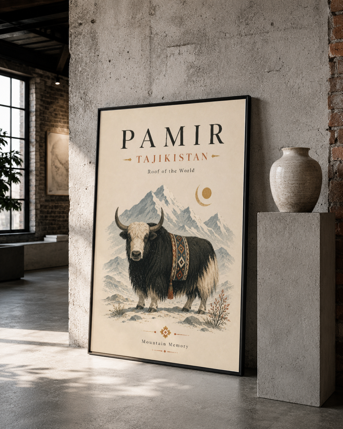 Pamir Tacikistan sanat eseri, dekoratif yak figürü ve dağ haritası motifiyle brüt betonda vintage gezgin vibes yansıtıyor.