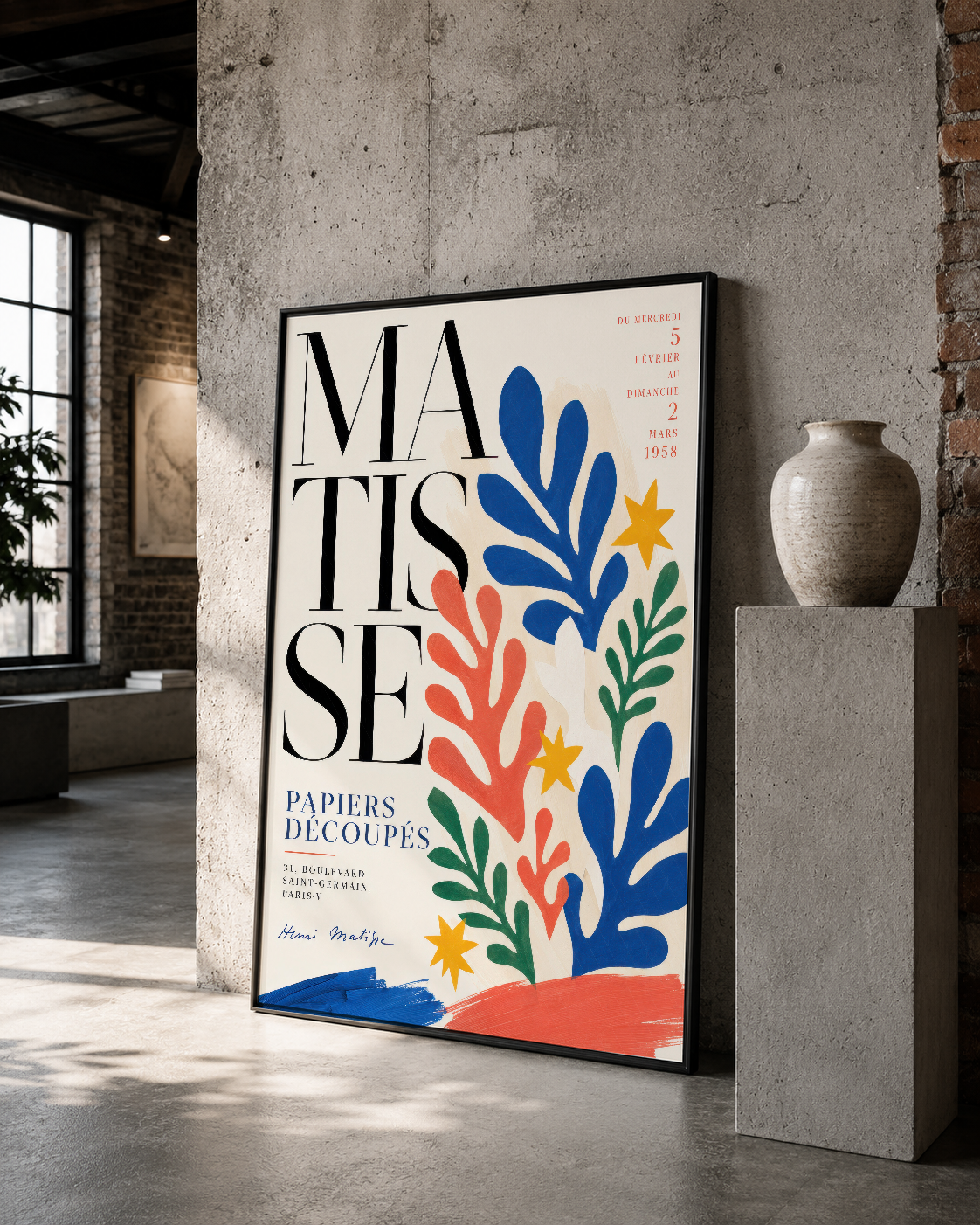 Matisse Papiers Découpés posteri, siyah çerçevesiyle beton duvara asılan sanat baskısı, modern galeri atmosferi.