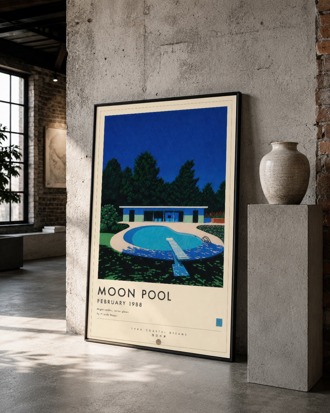 Mavi gece gökyüzü ve havuz motifli çerçeveli sanat eseri, loft stilinde beton duvara asılmış.