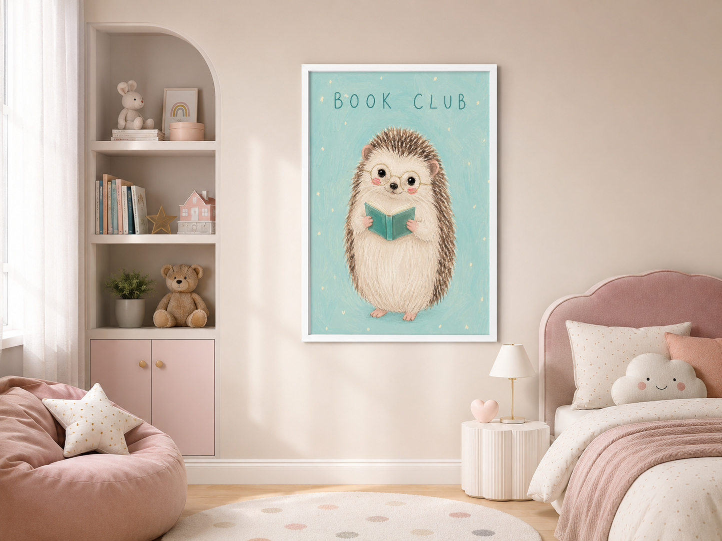 Beyaz çerçeveli, kitap okuyan kirpi tasarımı duvar tablosu pembe odada.
