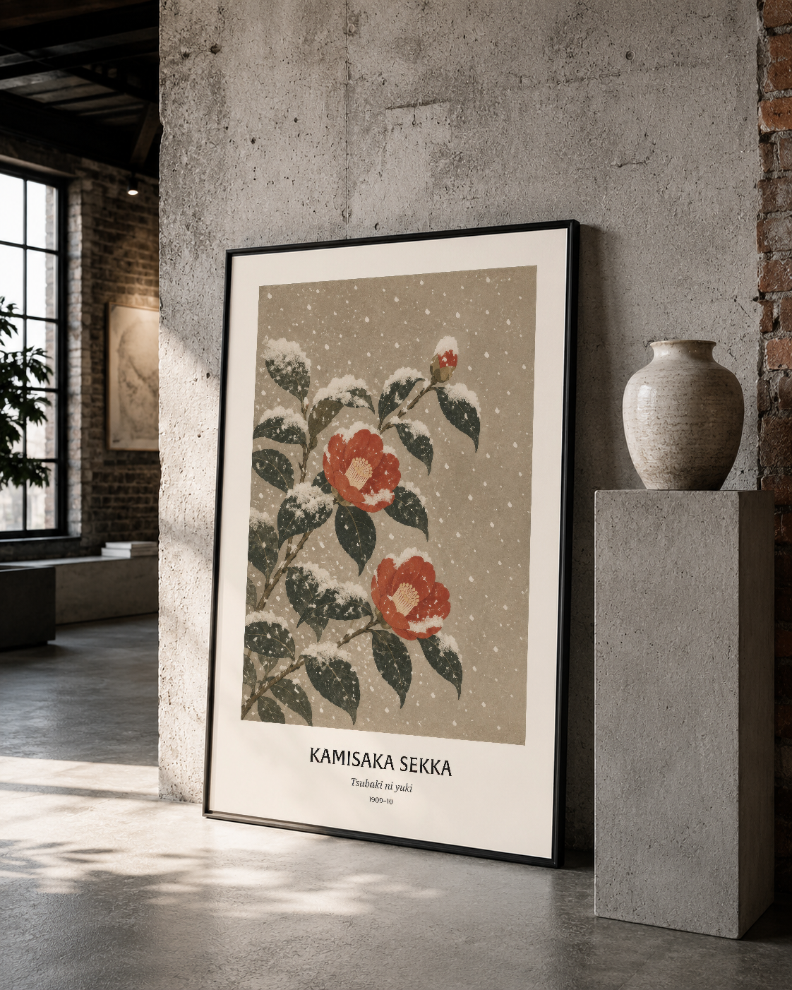 Kamisaka Sekka sanat tablosu, siyah çerçeveli, loft stilinde beton duvar üzerinde asılı, seramik vazo ile yanında