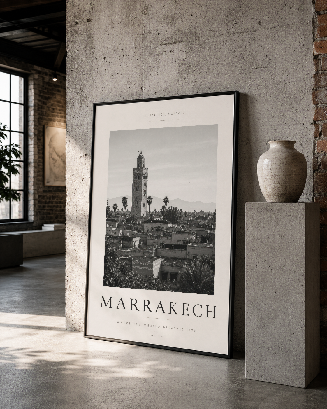 Siyah çerçeveli Marrakech şehir tasarımı poster, çağdaş galeri ortamında seramik vazo yanında.