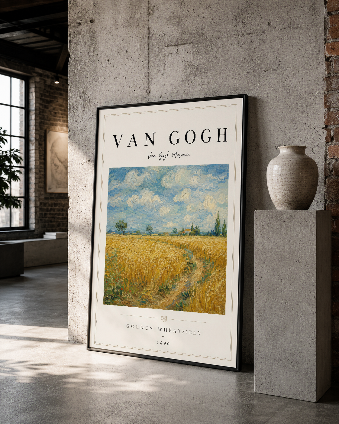 Van Gogh'un Altın Buğday Tarlası tablosu, siyah çerçevede, beton duvara karşı sanat galerisi atmosferinde.