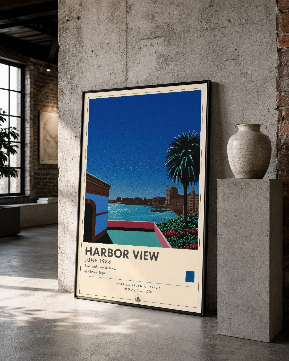 Harbor View tablosu, siyah çerçevesinde beton duvar üzerinde, minimalist ve sofistike tablo sergilenmesi.