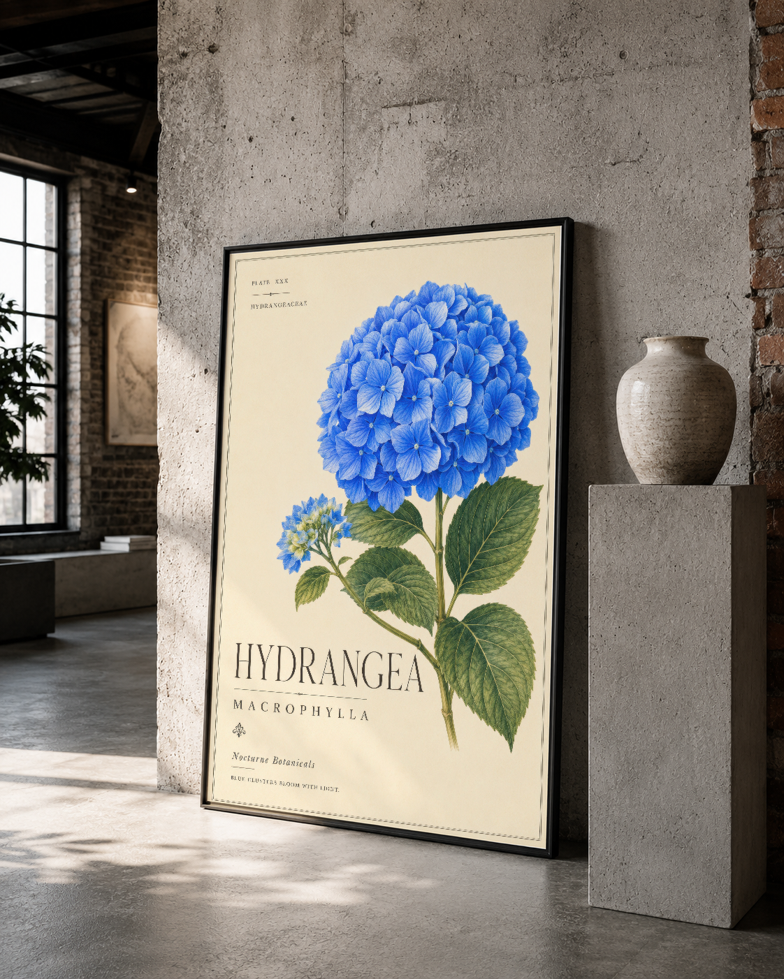 Canlı mavi hortensia botanik tasarımı siyah çerçeveli, minimalist dekorun kusursuz merkez parçası.