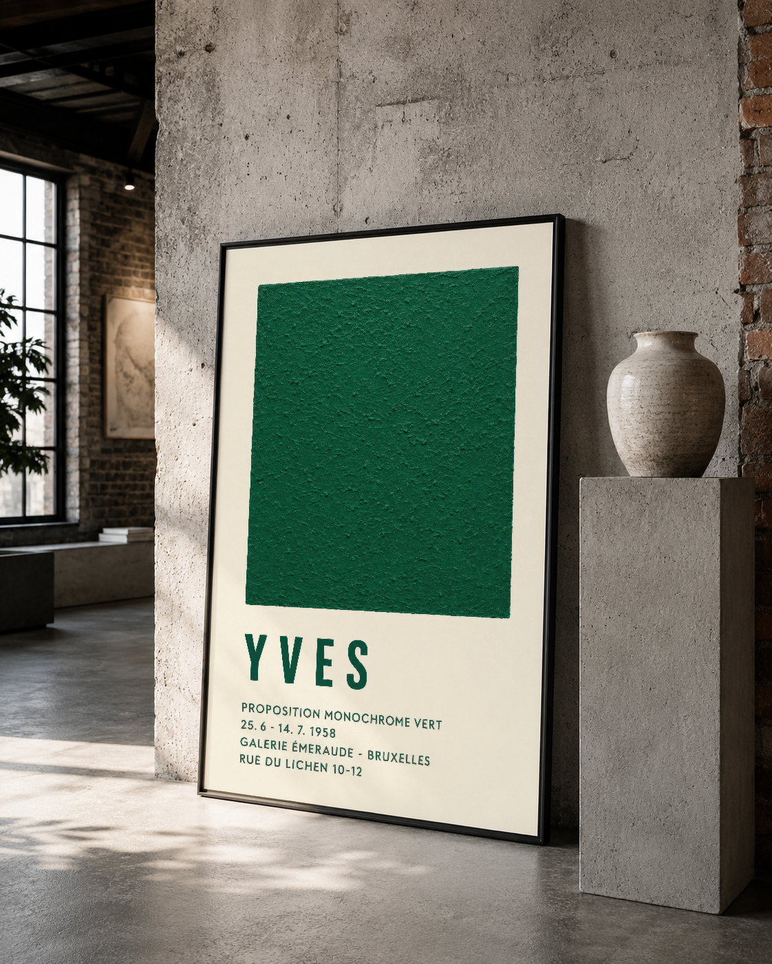 Siyah çerçeveli yeşil poster, çağdaş galeri mekanında, minimalist iç tasarımda.