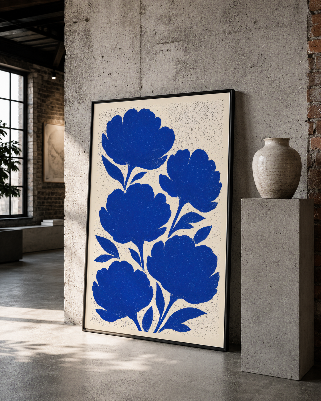 Siyah çerçeveli, mavi gül baskısı posterinin endüstriyel loft ortamında yer alması.