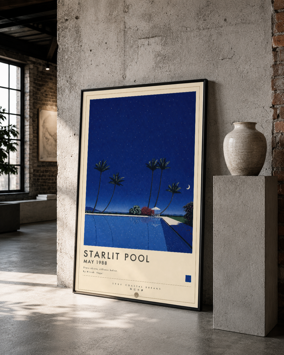 Gece gökyüzü ve palmiye ağaçları tasvir eden Starlit Pool posteri, loft mekanında siyah çerçeveli.