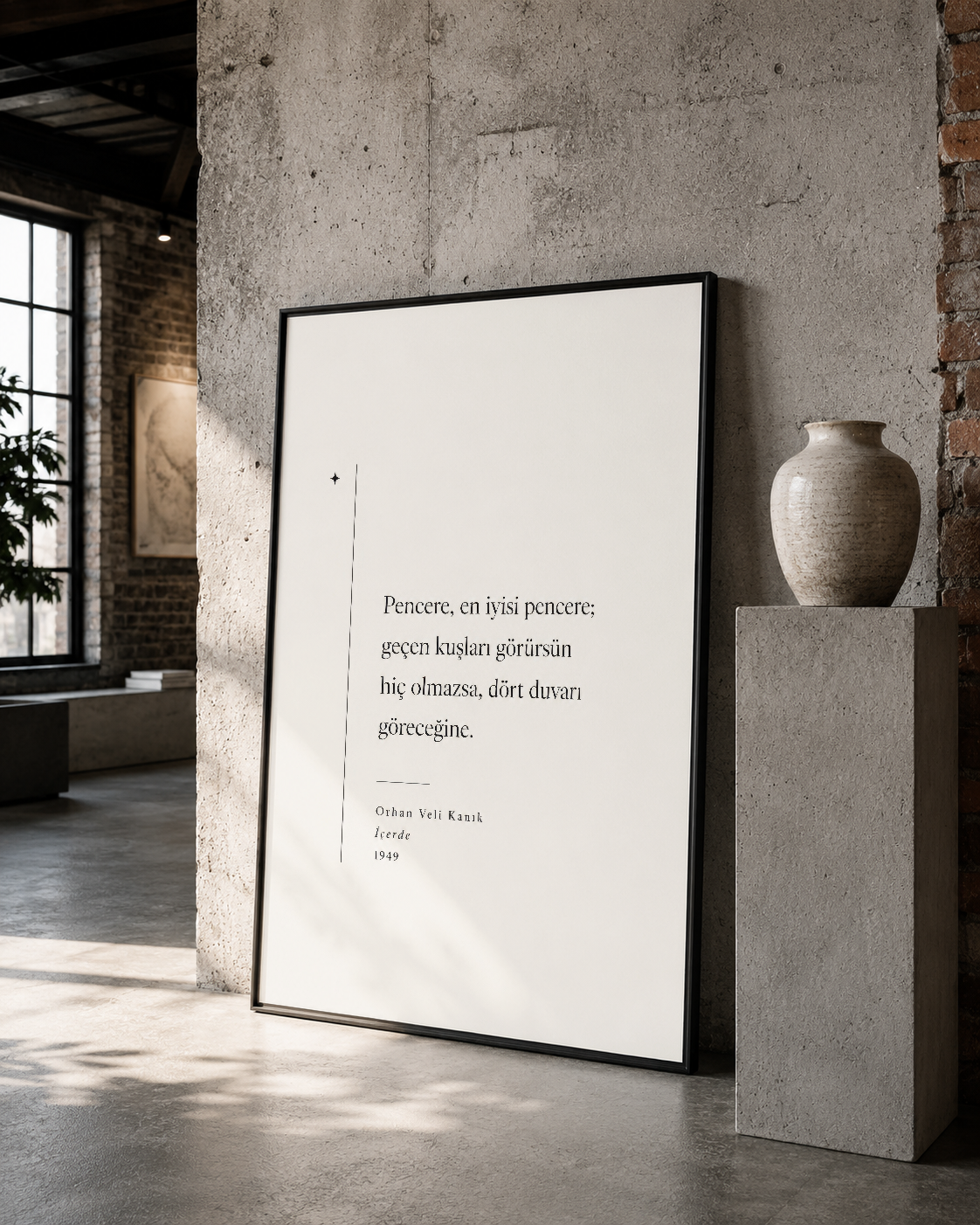 Siyah çerçeveli türkçe metin posteri, eski tuğla ve beton duvara asılı, minimalist sanat galerisi ortamında.
