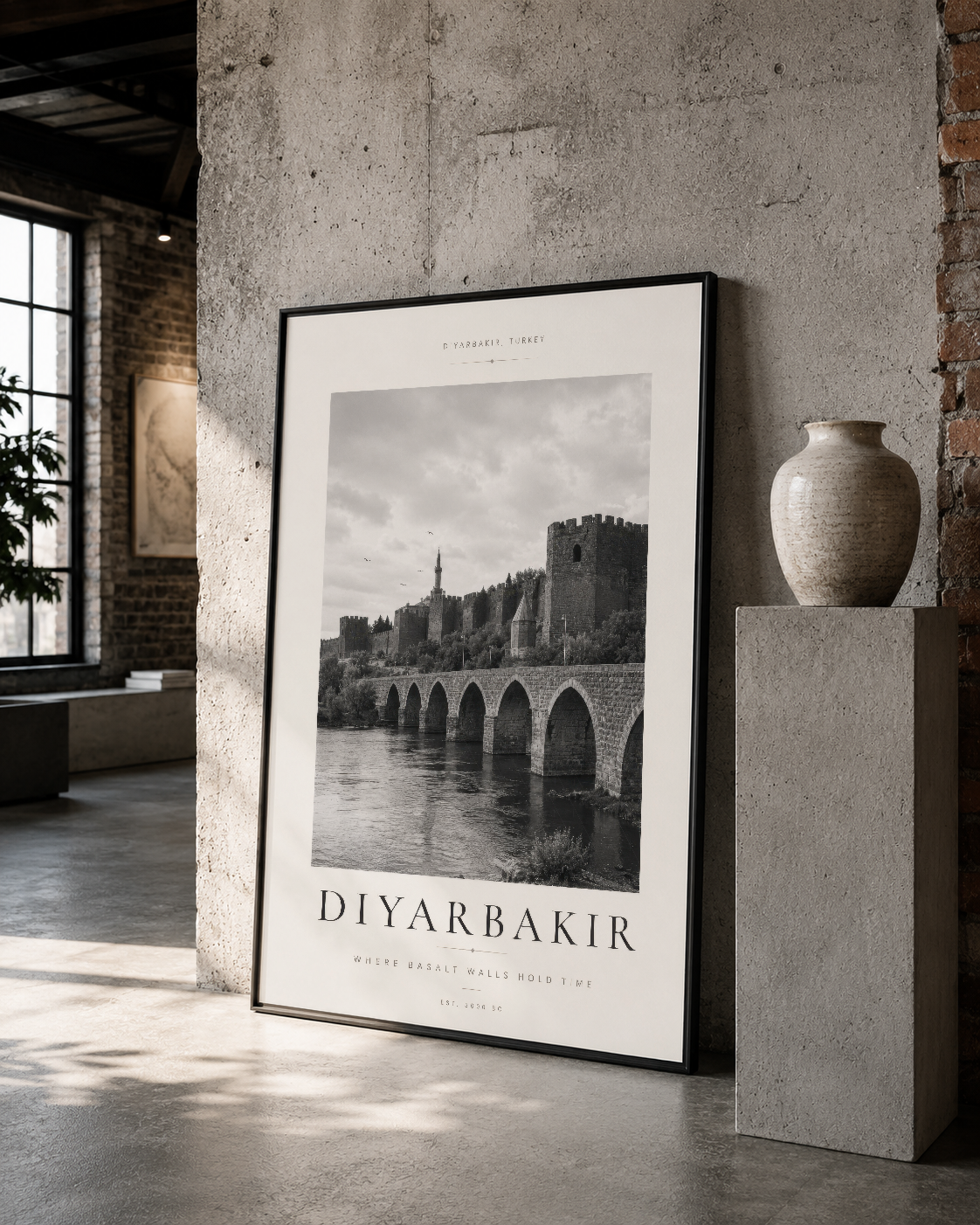 Diyarbakır'ın ikonik su kemerleri teması taşıyan siyah çerçeveli sanat tablosu, minimalist dekor stilinde.
