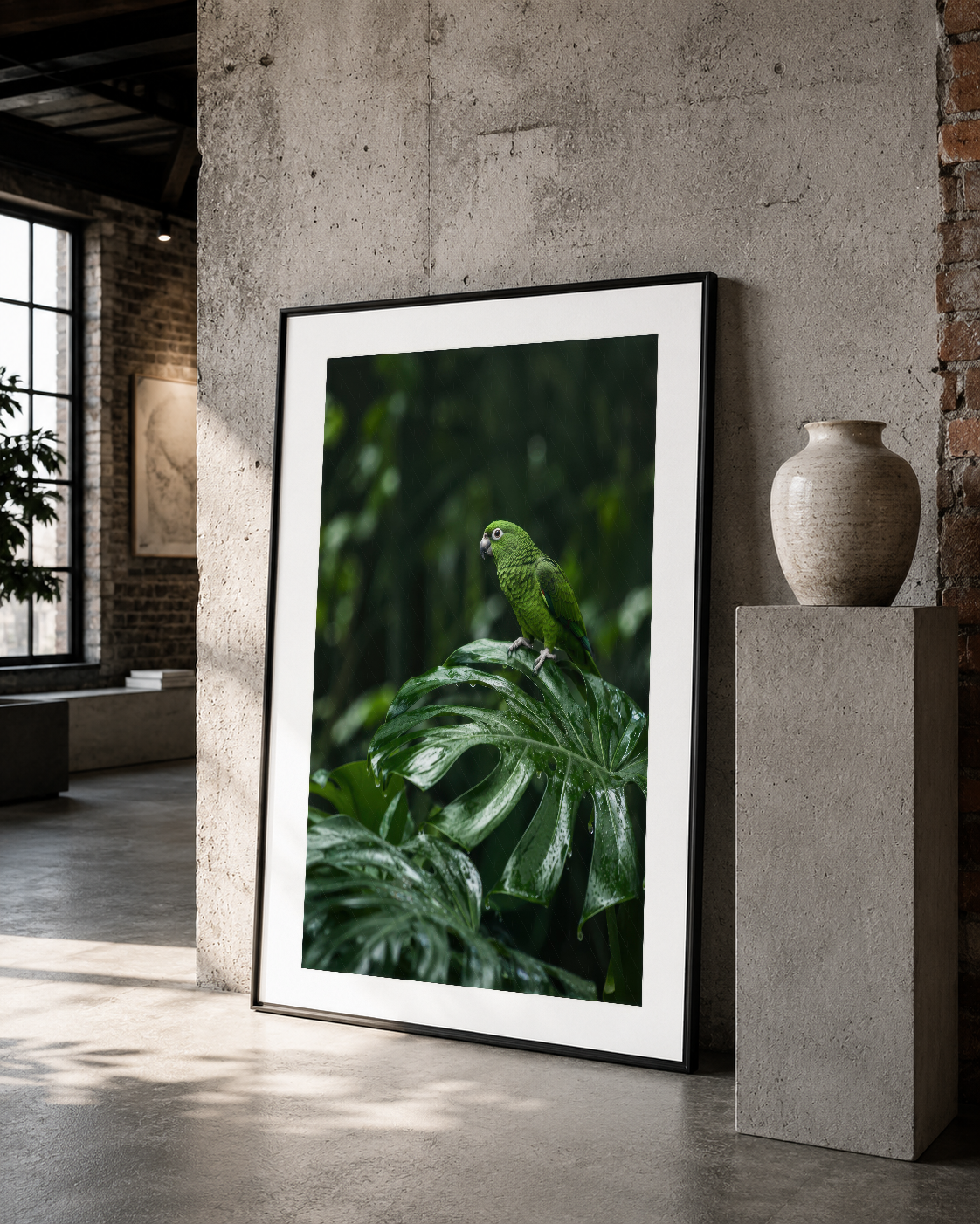 Siyah çerçeveli doğa tablosu, yaprak üzerindeki papağanı gösteren, çağdaş loft alanında duran dekoratif poster.