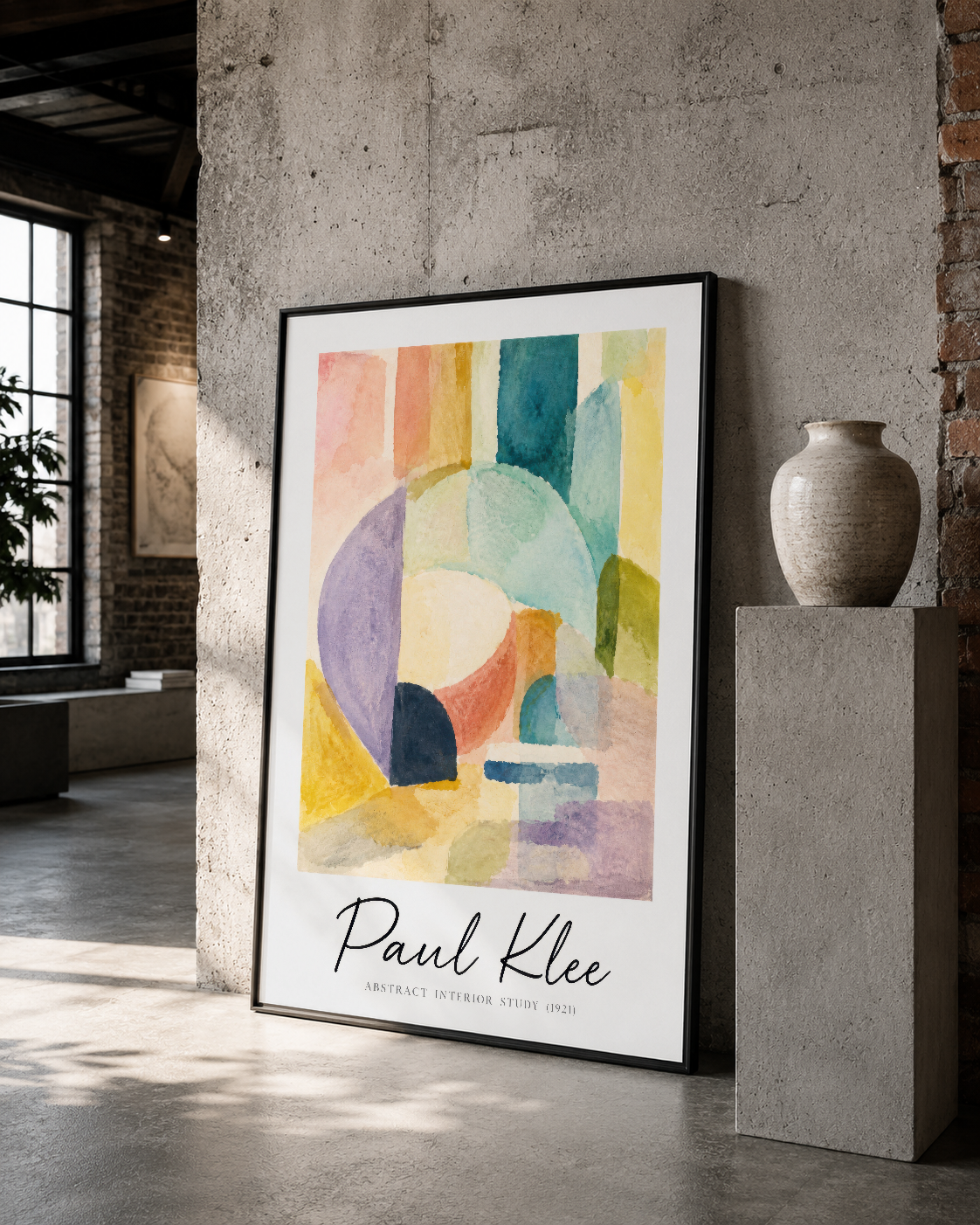 Siyah çerçeveli Paul Klee tablosu, tuğla ve beton mimarisiyle çağdaş galeri ortamında sanat eserini sergiliyor.