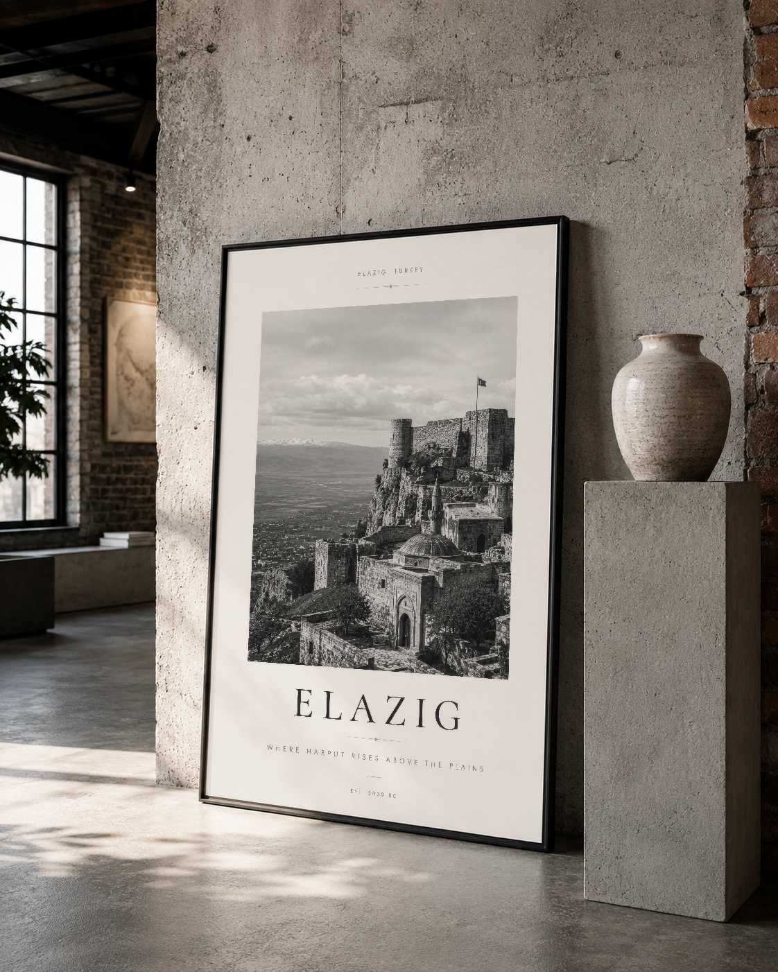 Siyah çerçeveli Elâzığ tarihî kale tablosu, modern galeri duvarında asılı dekoratif sanat eseri.
