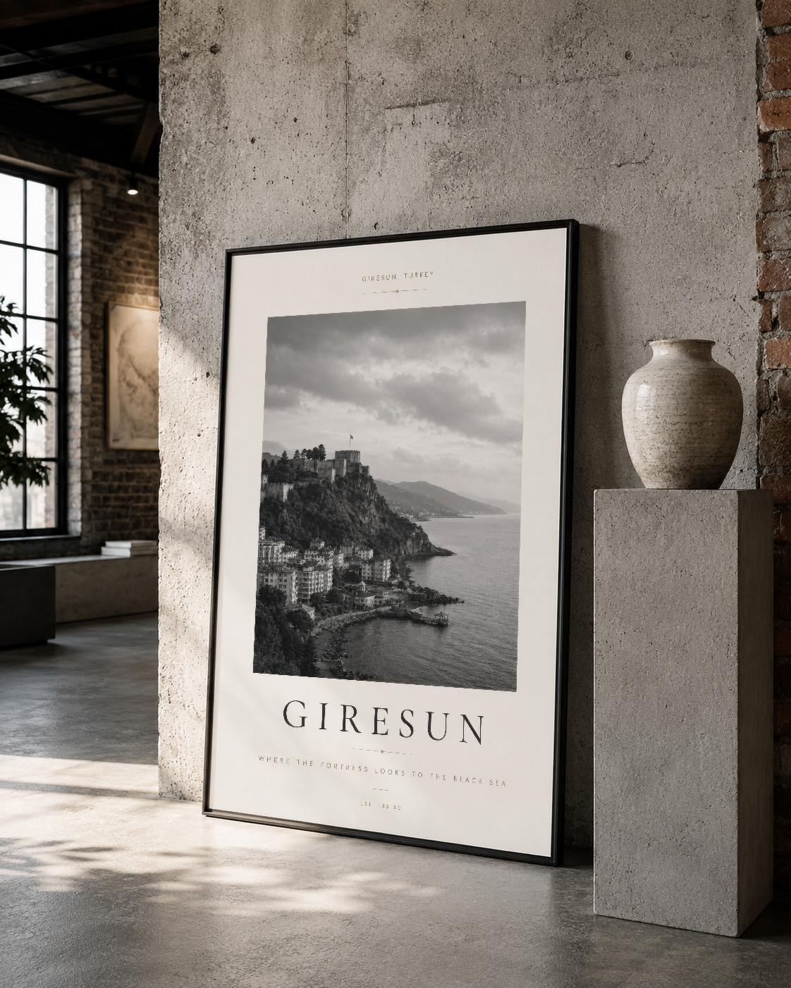 Siyah çerçeveli klasik Giresun kıyı fotoğrafı, beton duvarla tamamlanan vintage stil tablo.