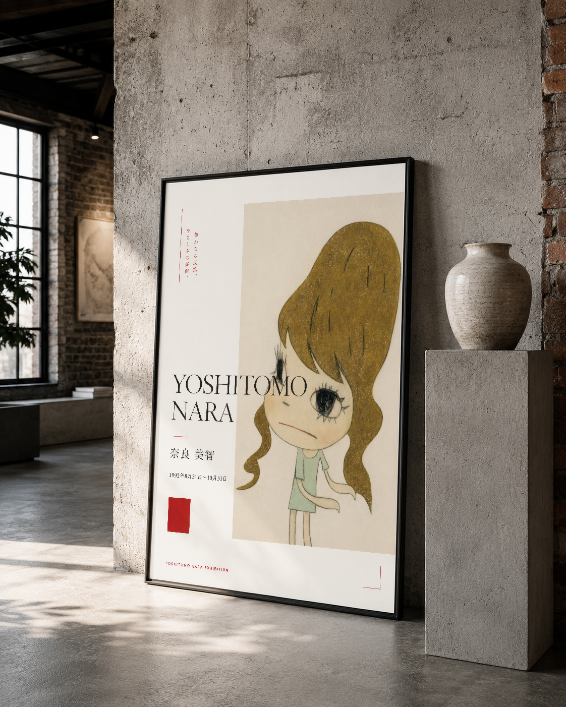 Siyah çerçeveli duvar tablosu, Yoshitomo Nara sanat eserinin koyu renkli portresi, çağdaş galeri ortamında.
