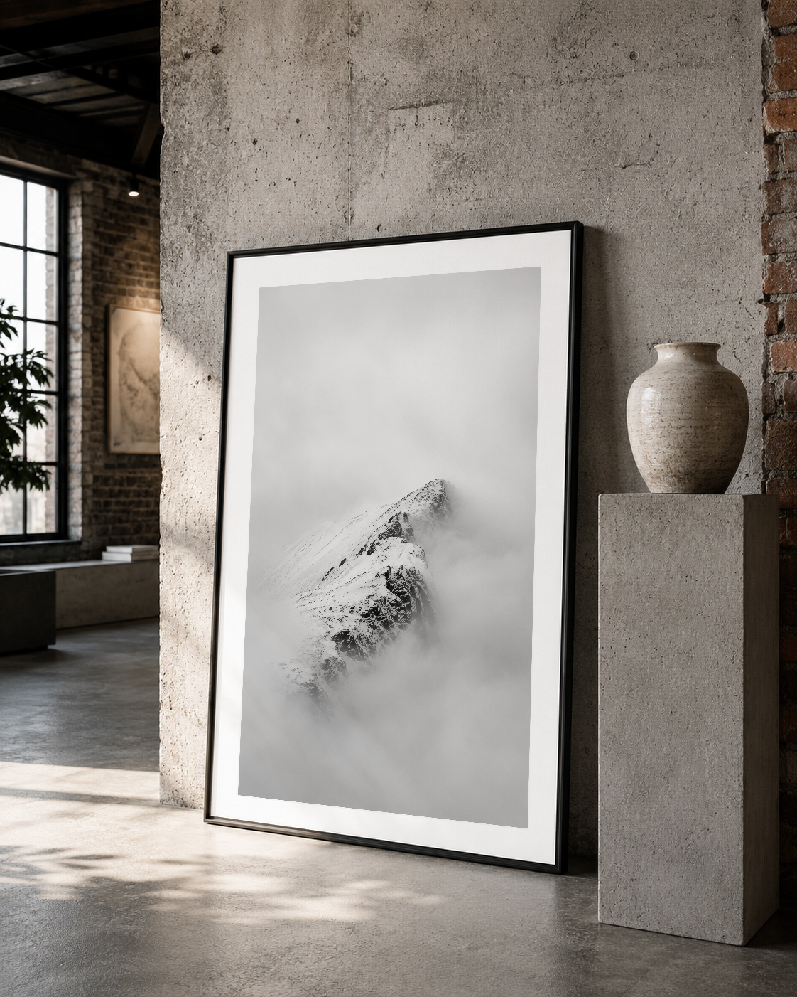 Sisli dağ fotografyası siyah çerçeveli poster, loft tarzı iç mekanda minimalist duvar sanatı.