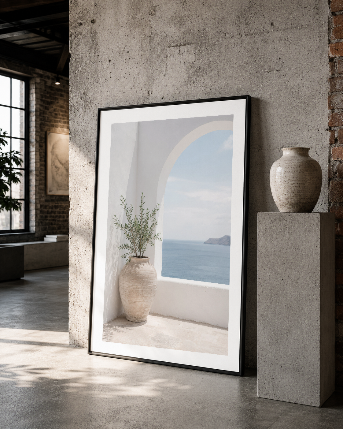 Çatı penceresi ve deniz görünümü içeren sakin atmosferli poster, siyah çerçeveli, çağdaş galeri alanında.