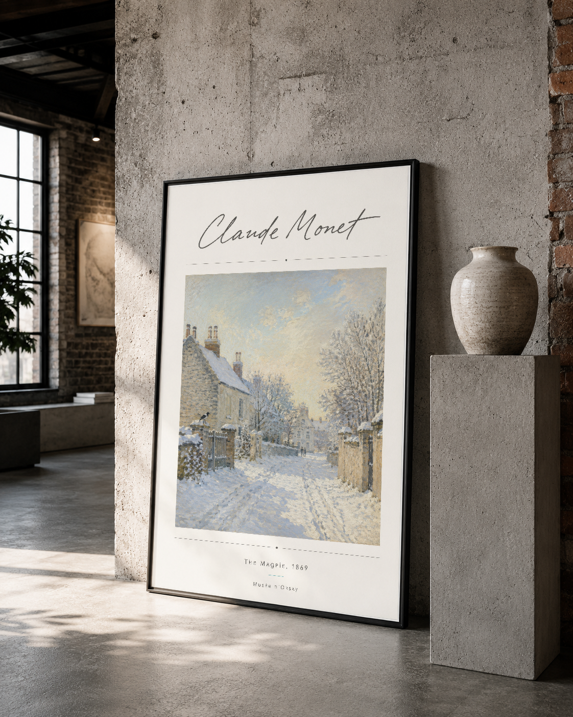 Siyah çerçeveli Monet posteri, çıplak beton duvarın yanında durarak sanat ve minimalizmi dengeli bir şekilde sunuyor.