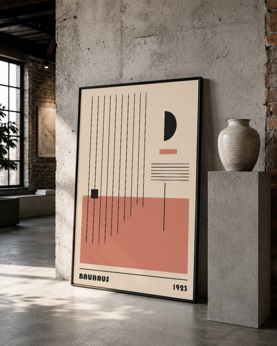 1923 Bauhaus estetikli poster, siyah çerçevesiyle loft tarzı iç mekanada etkileyici görünüm sağlıyor.