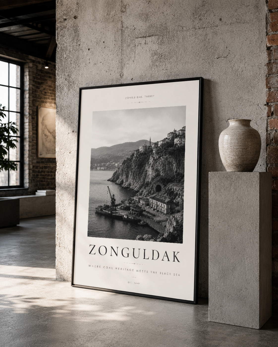 Siyah çerçeveli Zonguldak sahil posteri, endüstriyel iç dekorasyonda sanat ve mimarinin mükemmel birleşimi.