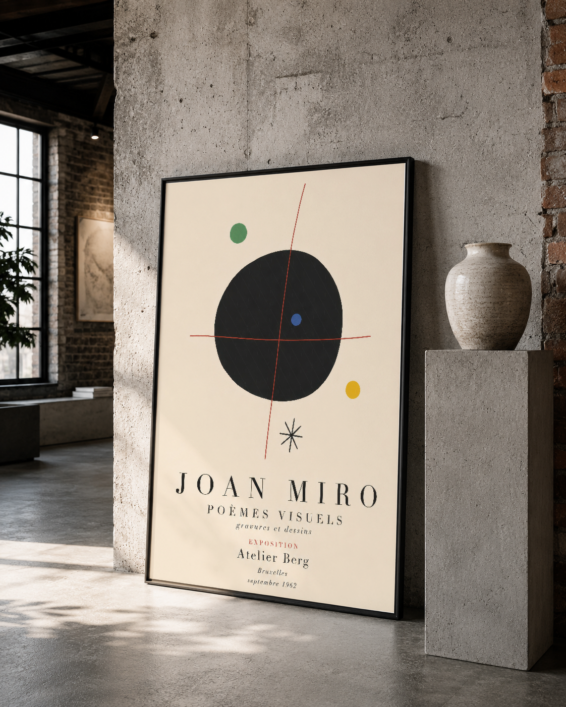 Joan Miro Poemes Visuels sergisi afişi, çimento duvarda siyah çerçevesiyle çağdaş bir sanat parçası.
