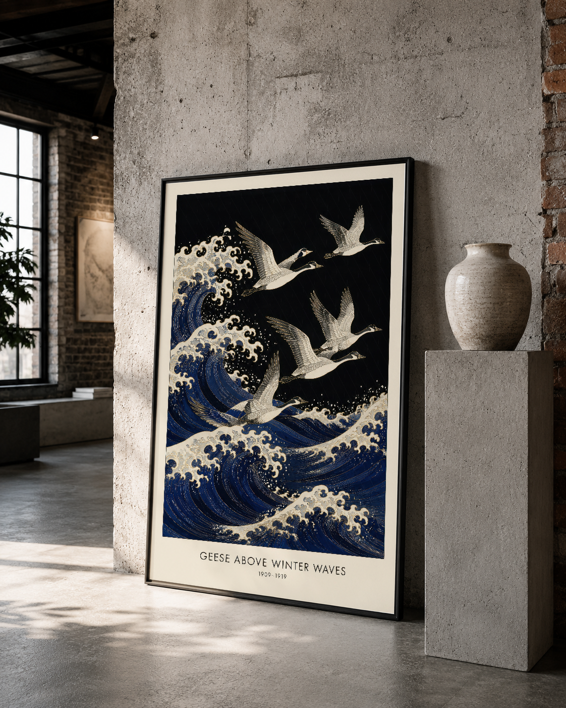 Siyah çerçeveli tablo, loft tarzı dekorasyonda, klasik Japon sanat estetiğiyle oluşturulmuş dalga ve kuş kompozisyonu.