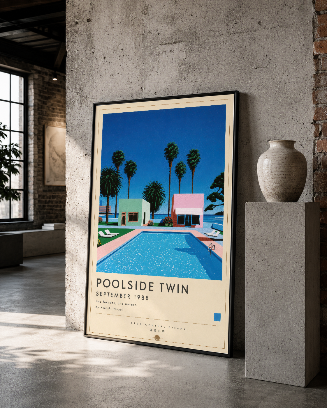 Turquoise havuzun ön planda olduğu Poolside Twin posteri, çerçeveli olarak vintage tarzda duvarda duruyor.