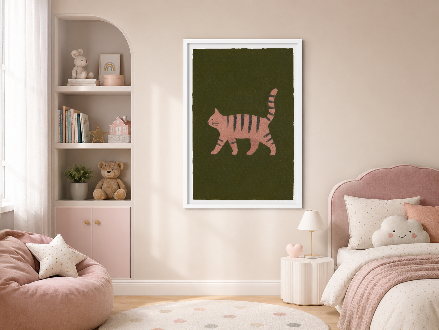 Pembe çizgili kedi sanat eseri, beyaz çerçeveli, modern çocuk odası dekorasyonu.